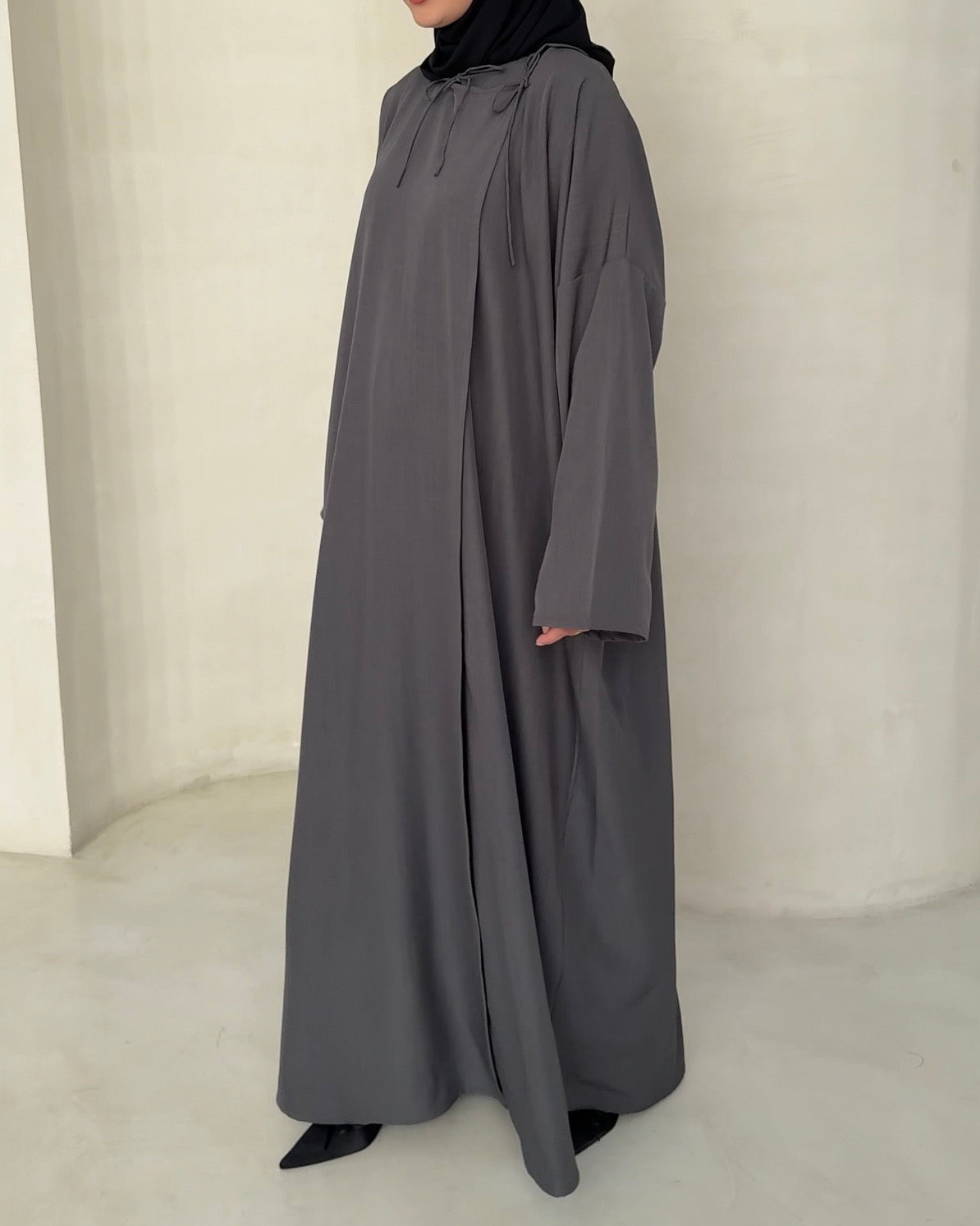 Abaya Nao anthracite MAYRAH - abaya lin mélangé coupe asymétrique nœuds au col, mode pudique premium