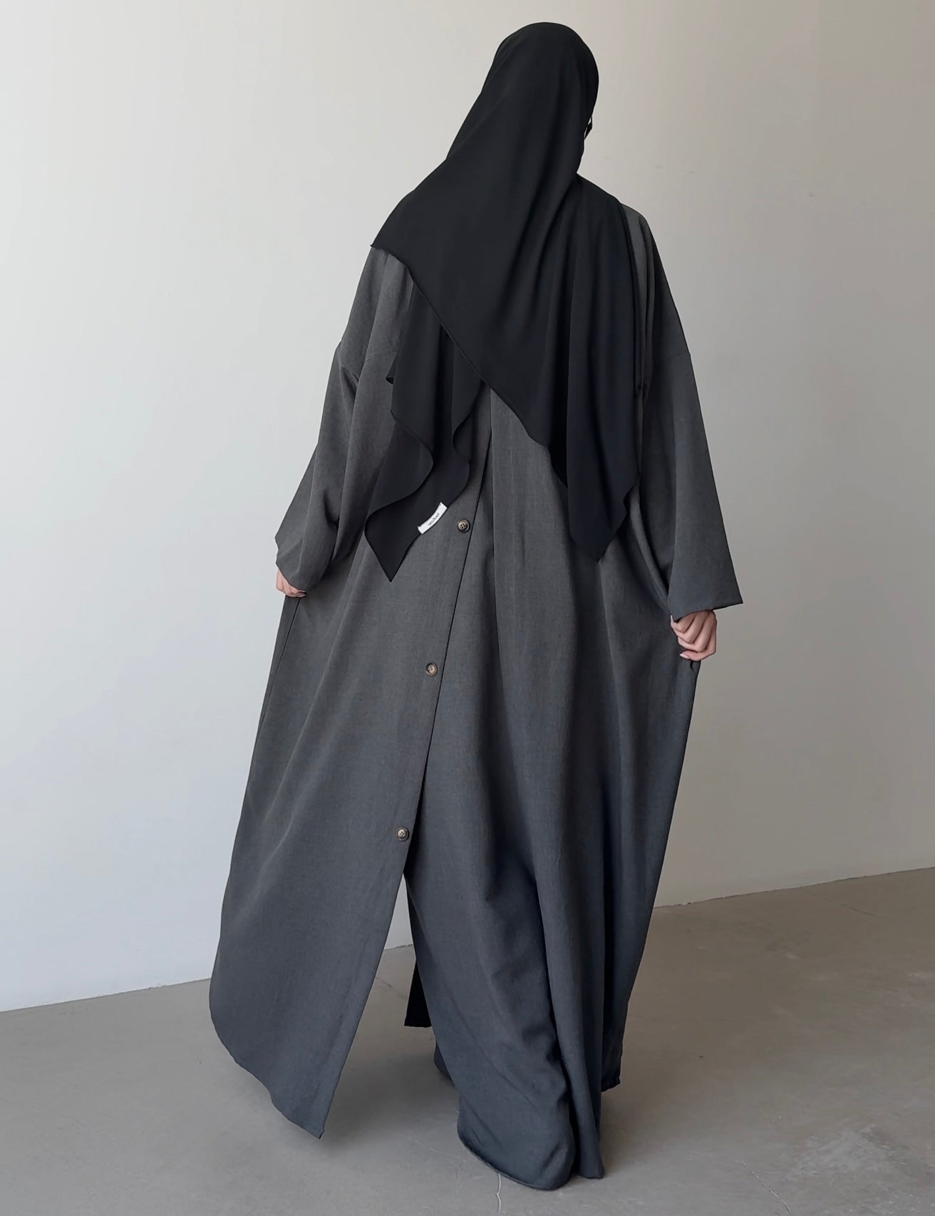 Set Fold anthracite MAYRAH - ensemble kimono asymétrique bouton signature et sous-abaya à poches, mode pudique premium
