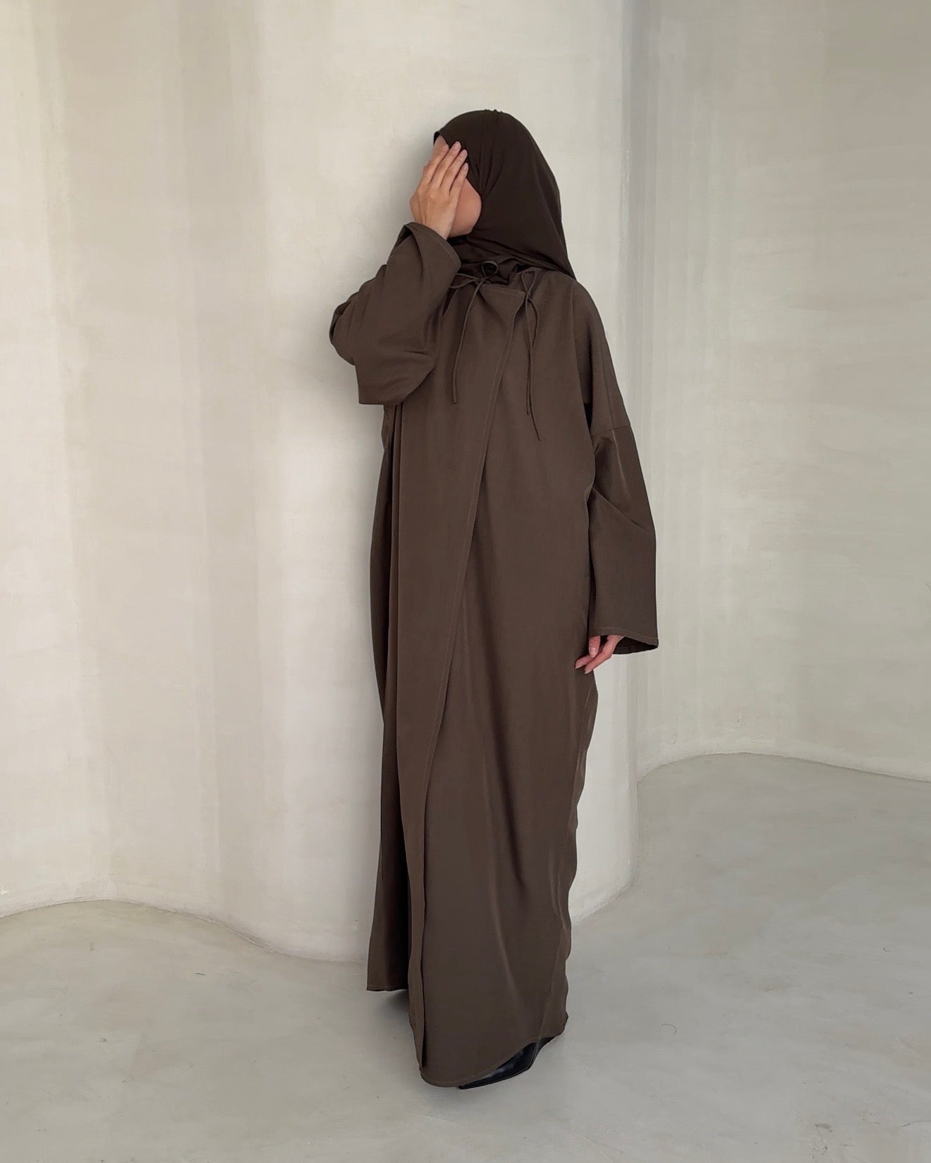 Abaya Nao dark khaki - vue 2 - Mayrah