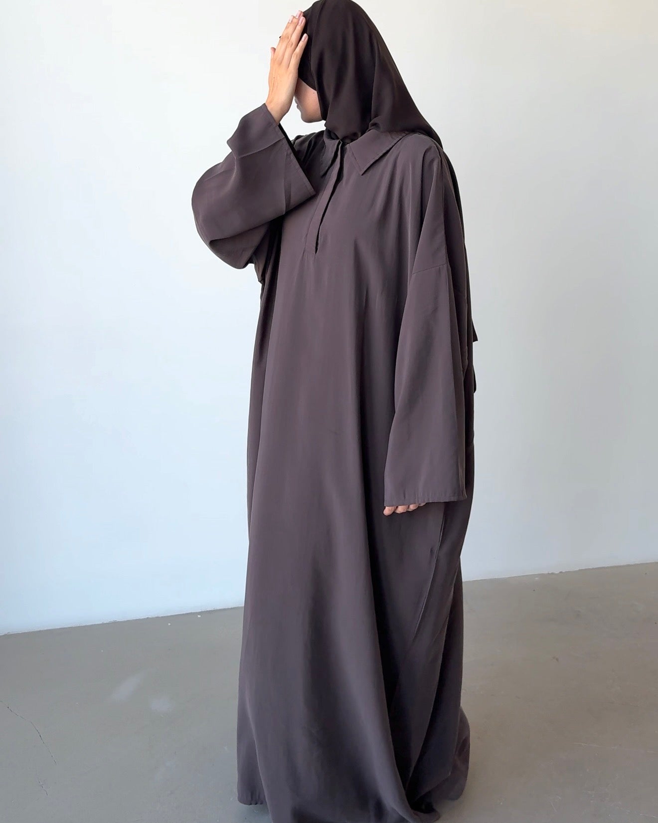 Robe à col marron foncé