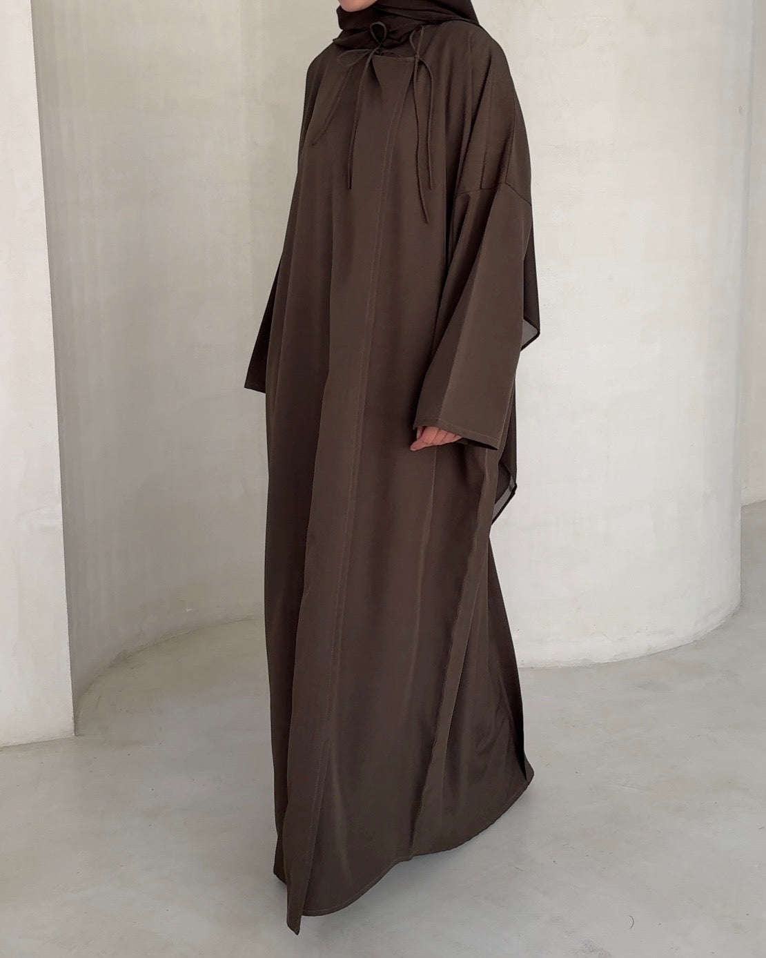 Abaya Nao dark khaki MAYRAH - abaya lin mélangé coupe asymétrique nœuds au col, mode pudique premium