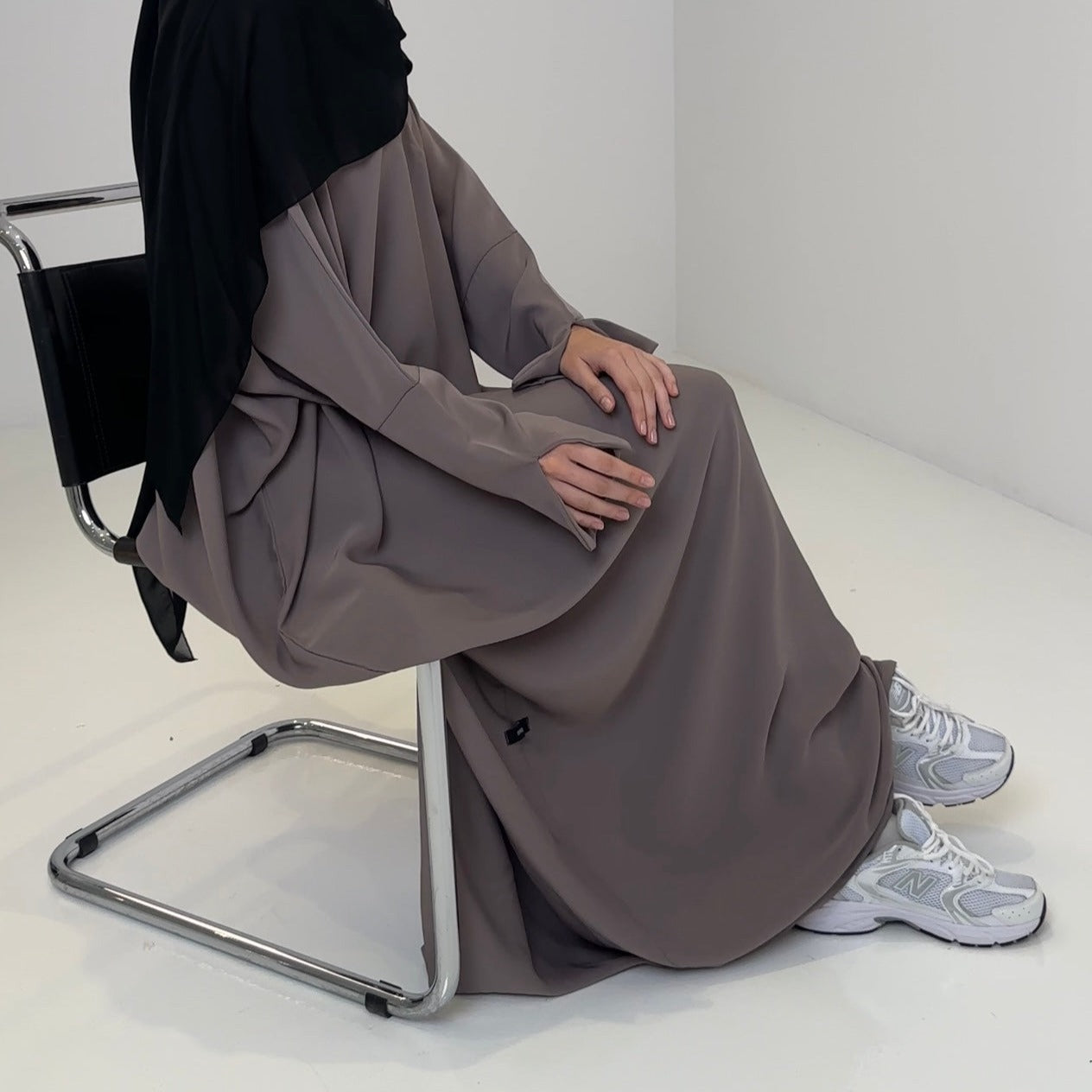 Abaya Aya taupe MAYRAH - abaya crêpe coréen fluide fente aux manches, mode pudique premium