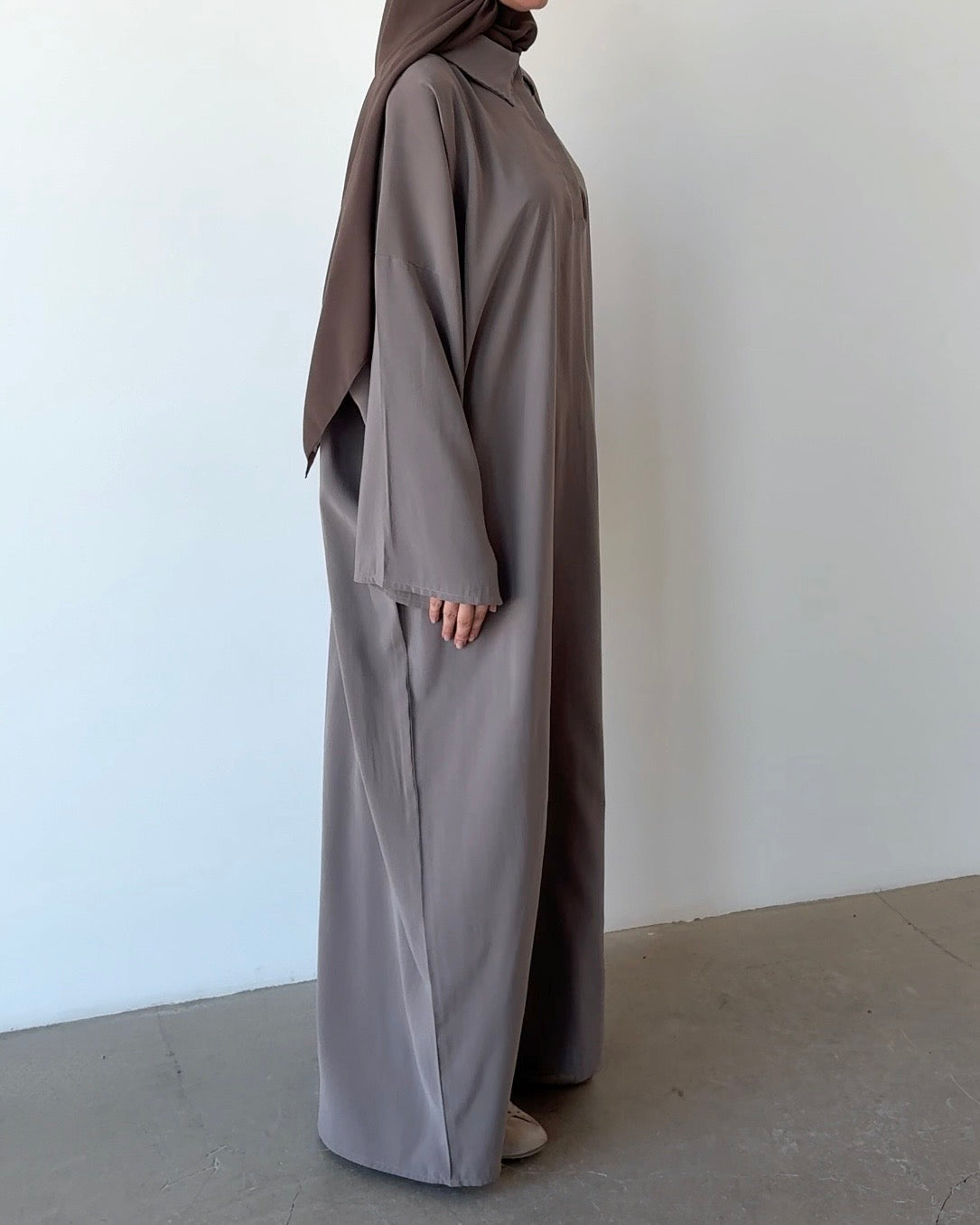 Robe à col taupe