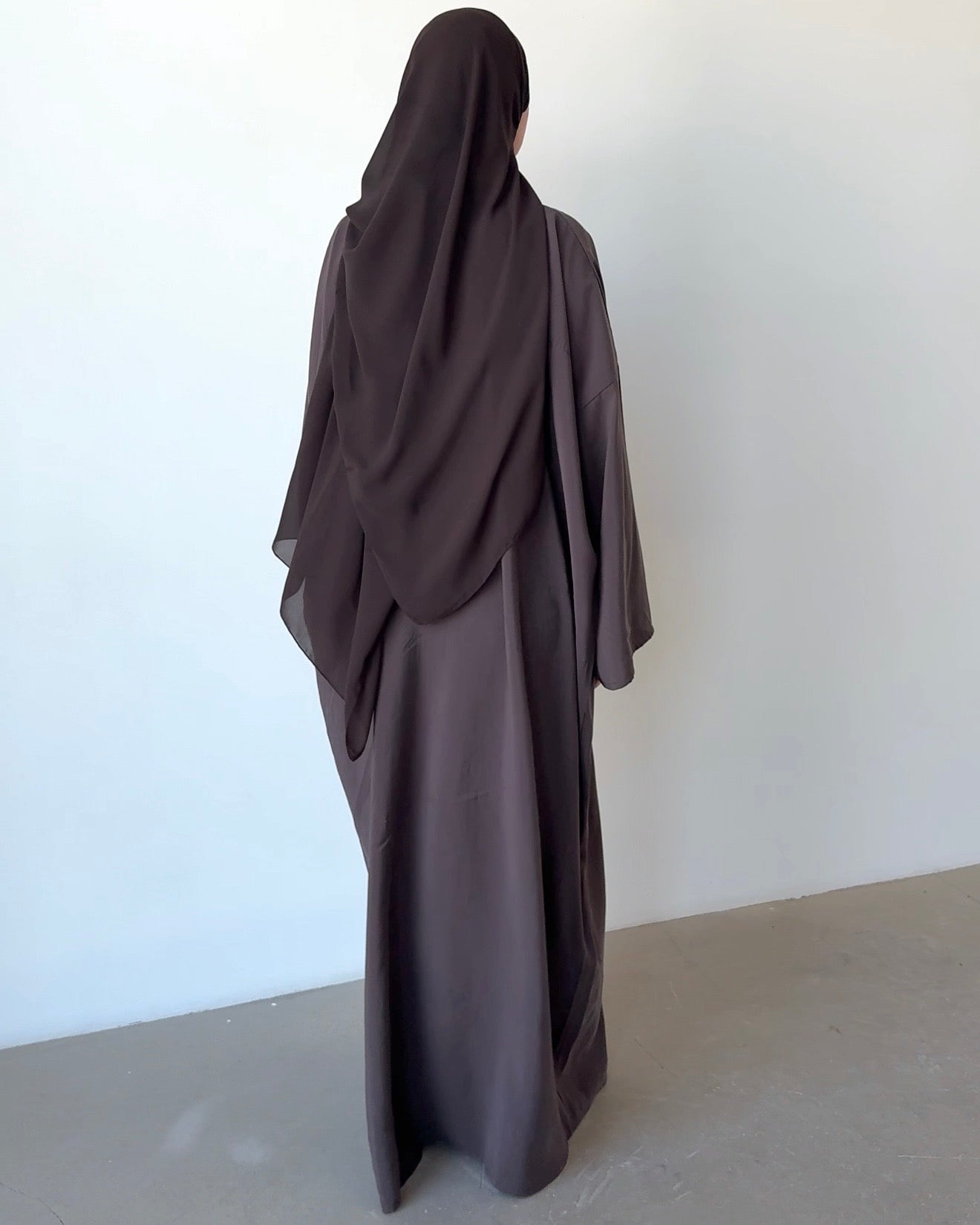 Robe à col marron foncé