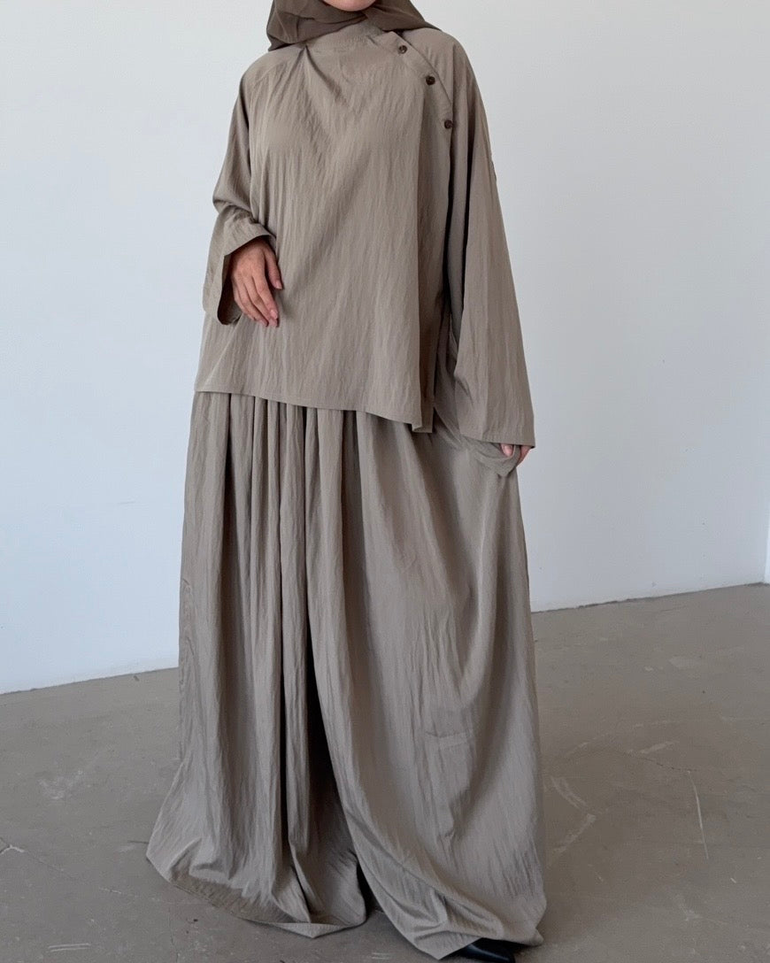 Top à bouton asymétrique sauge