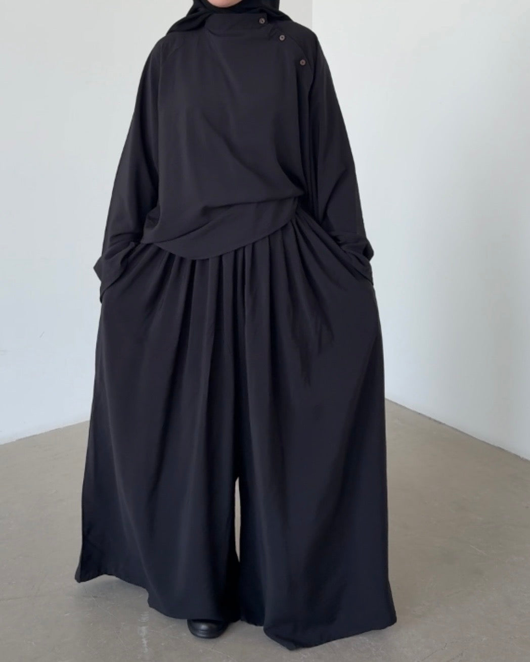 Top à bouton asymétrique noir