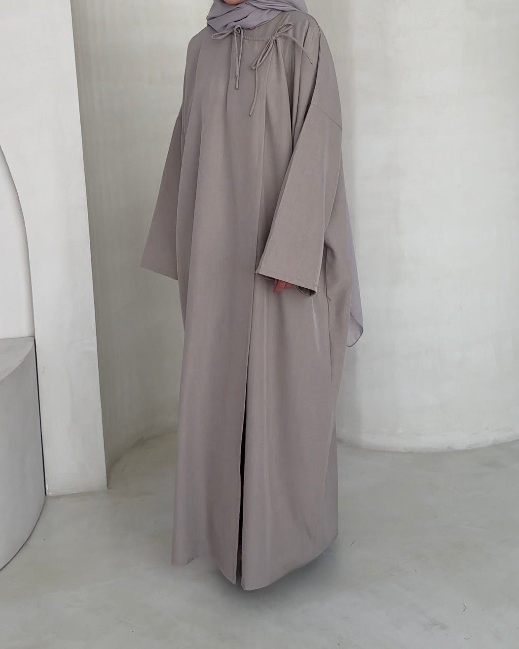 Abaya Nao cream MAYRAH - abaya lin mélangé coupe asymétrique nœuds au col, mode pudique premium