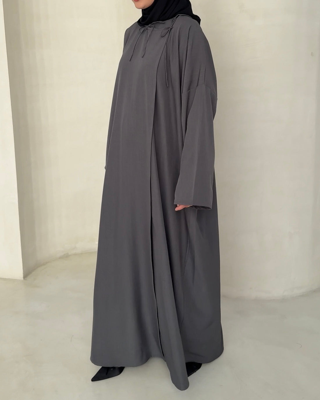 Abaya Nao anthracite MAYRAH - abaya lin mélangé coupe asymétrique nœuds au col, mode pudique premium