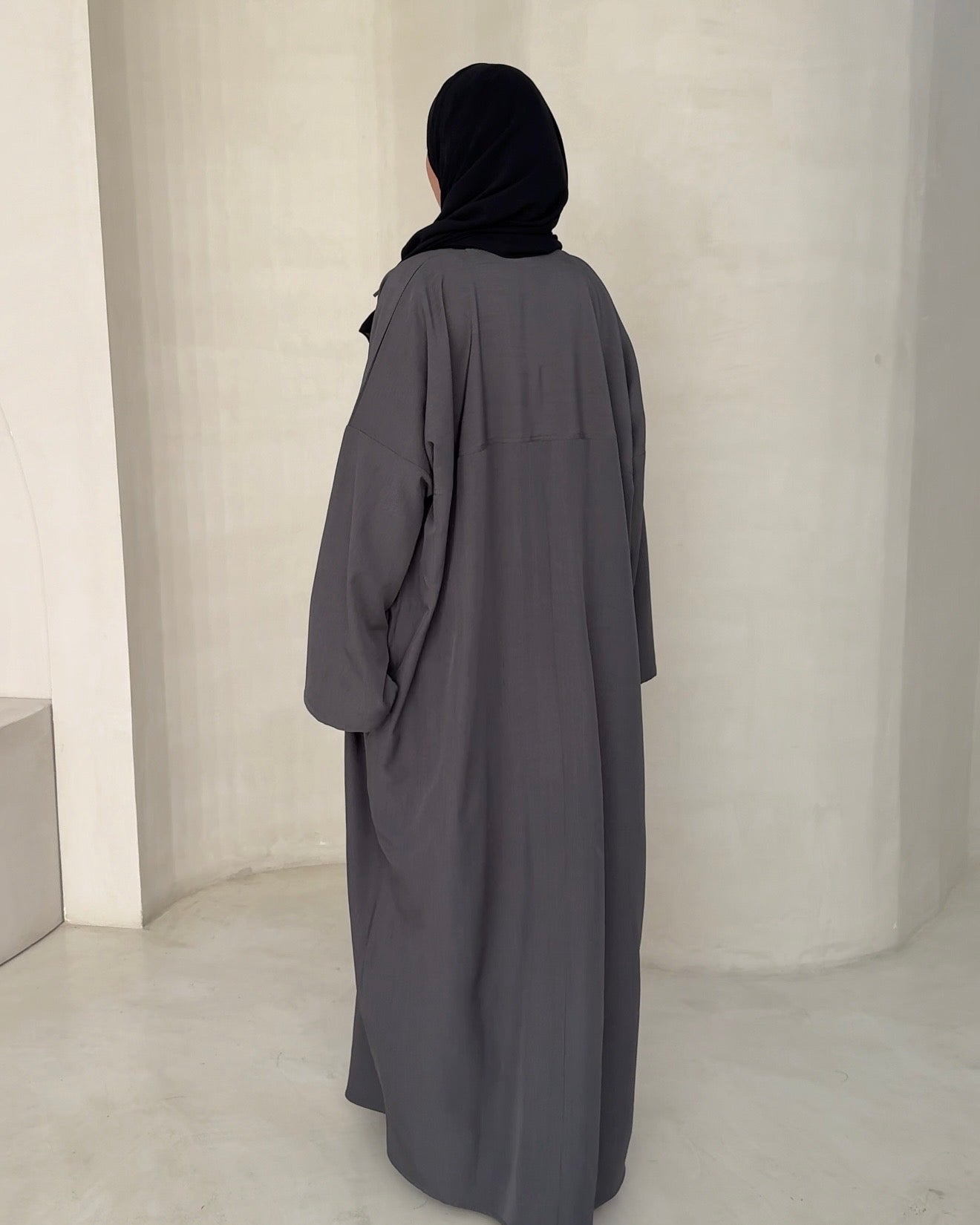 Abaya Nao anthracite - vue 3 - Mayrah