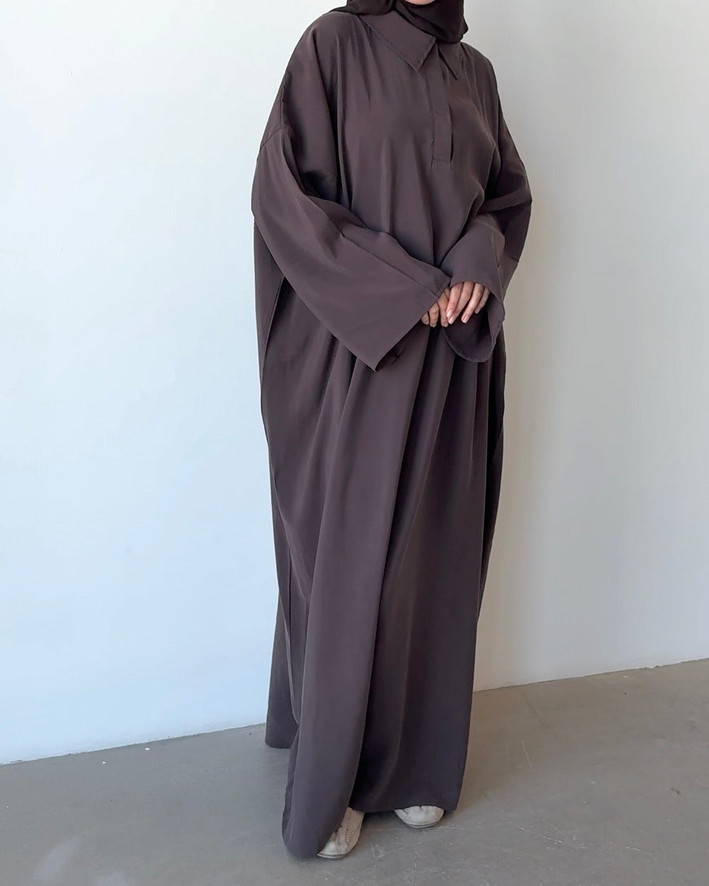 Robe à col marron foncé