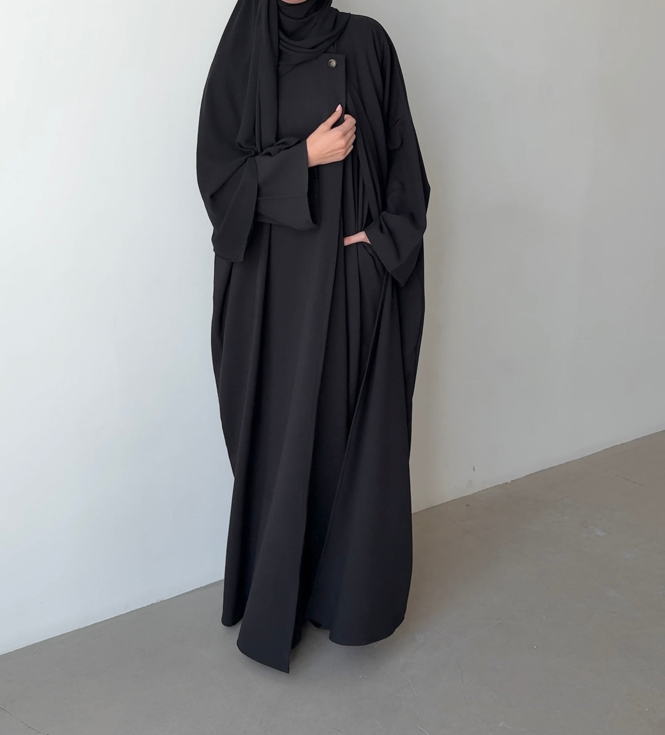 Set Fold noir MAYRAH - ensemble kimono asymétrique bouton signature et sous-abaya à poches, mode pudique premium