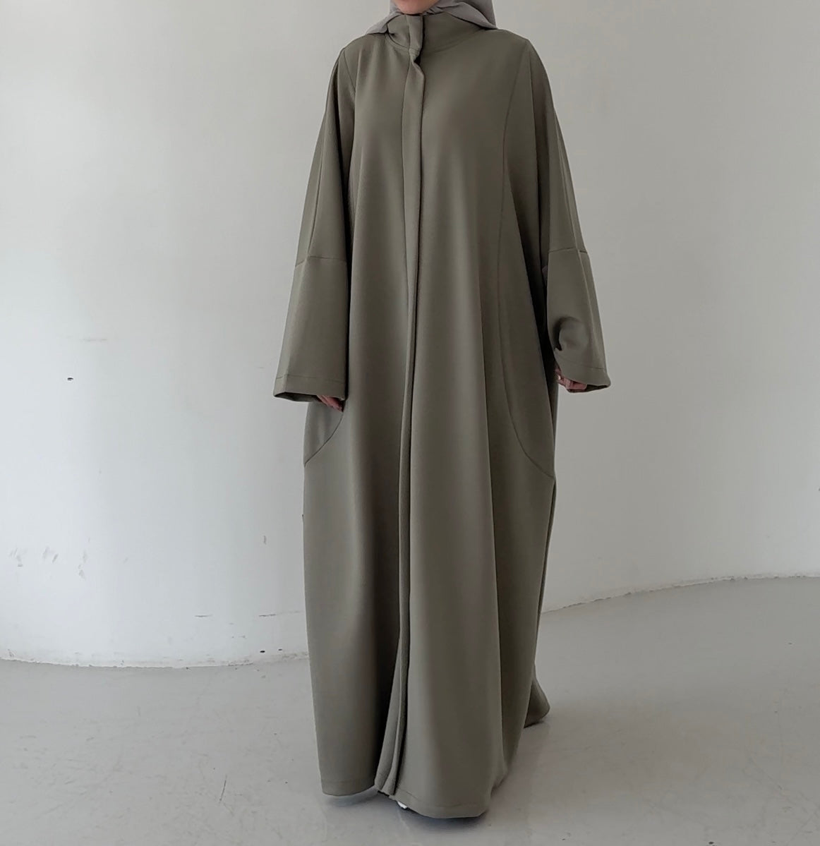 Abaya Sweat sauge MAYRAH - abaya scuba cocooning coupe minimaliste, mode pudique premium