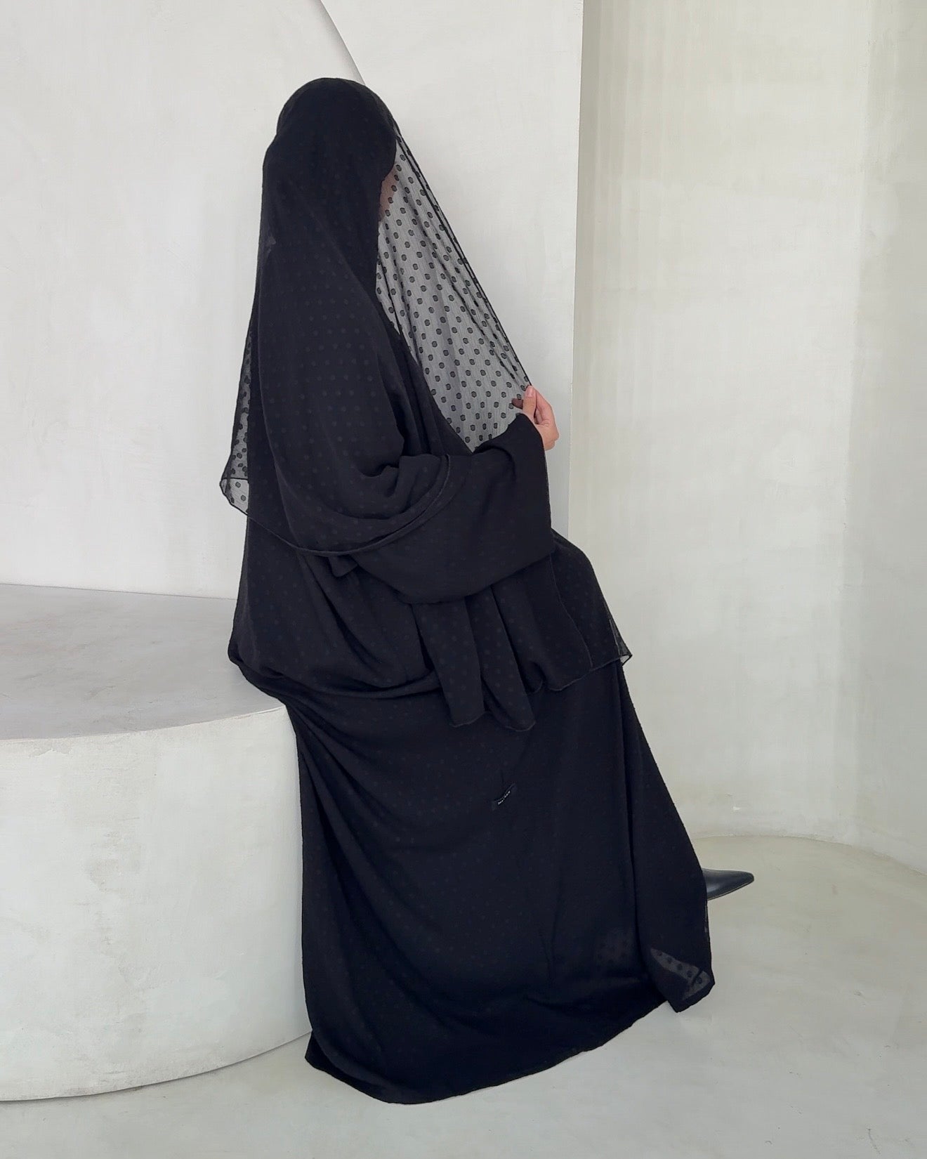 Abaya Neva MAYRAH - abaya mousseline à pois doublée avec hijab assorti, mode pudique premium