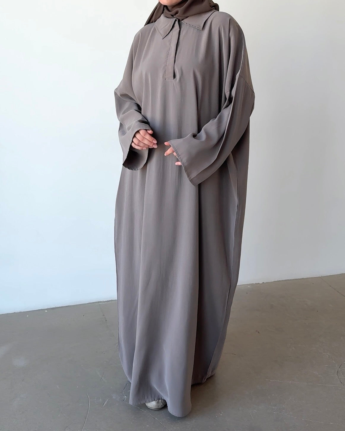 Robe à col taupe