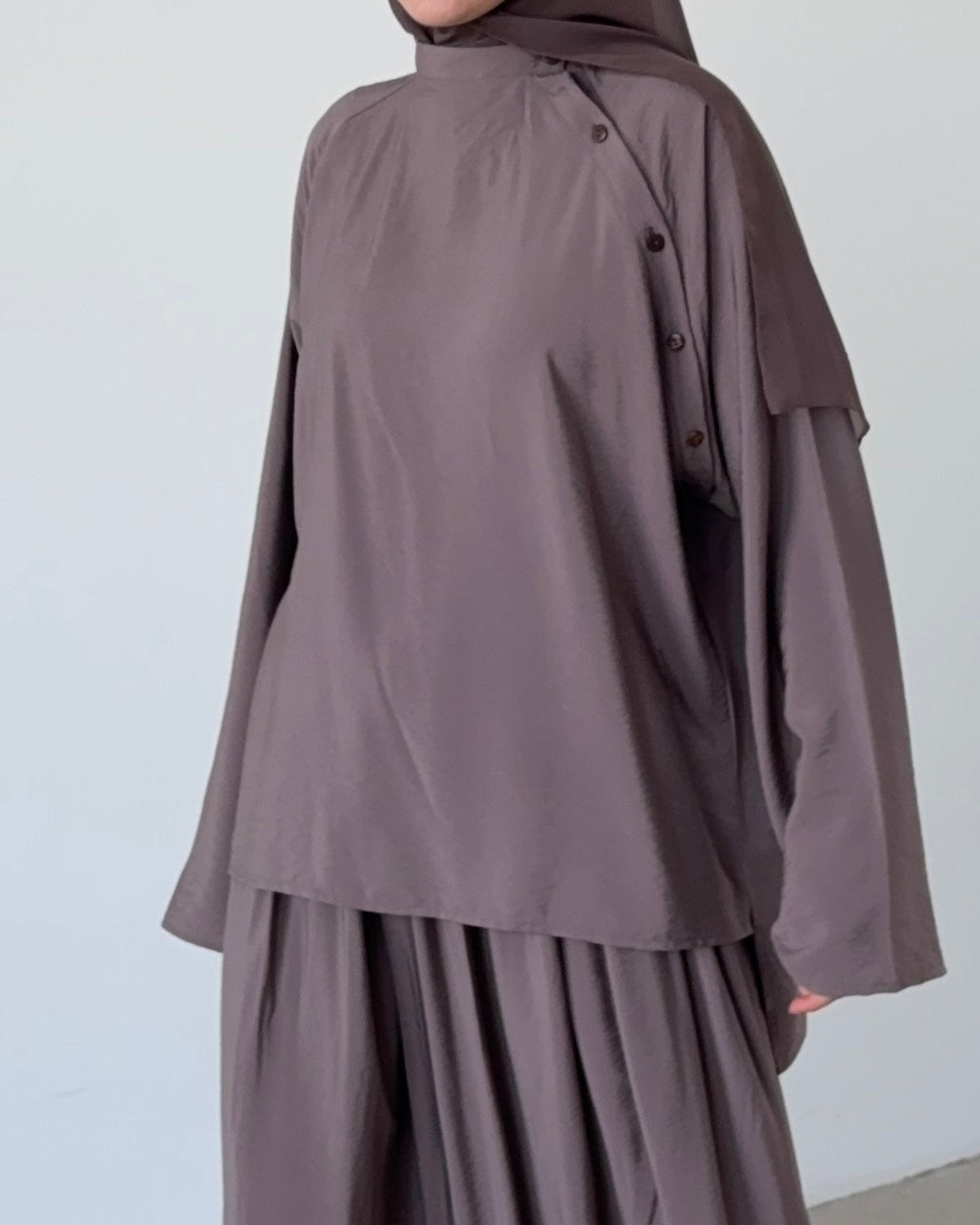 Top à bouton asymétrique violine