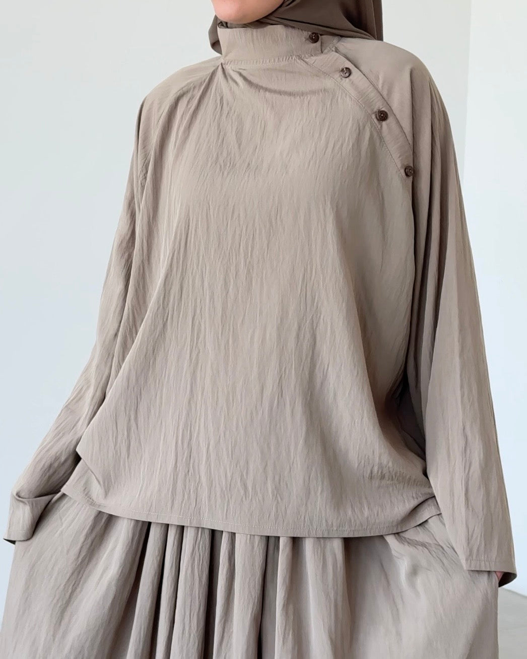 Top à bouton asymétrique sauge