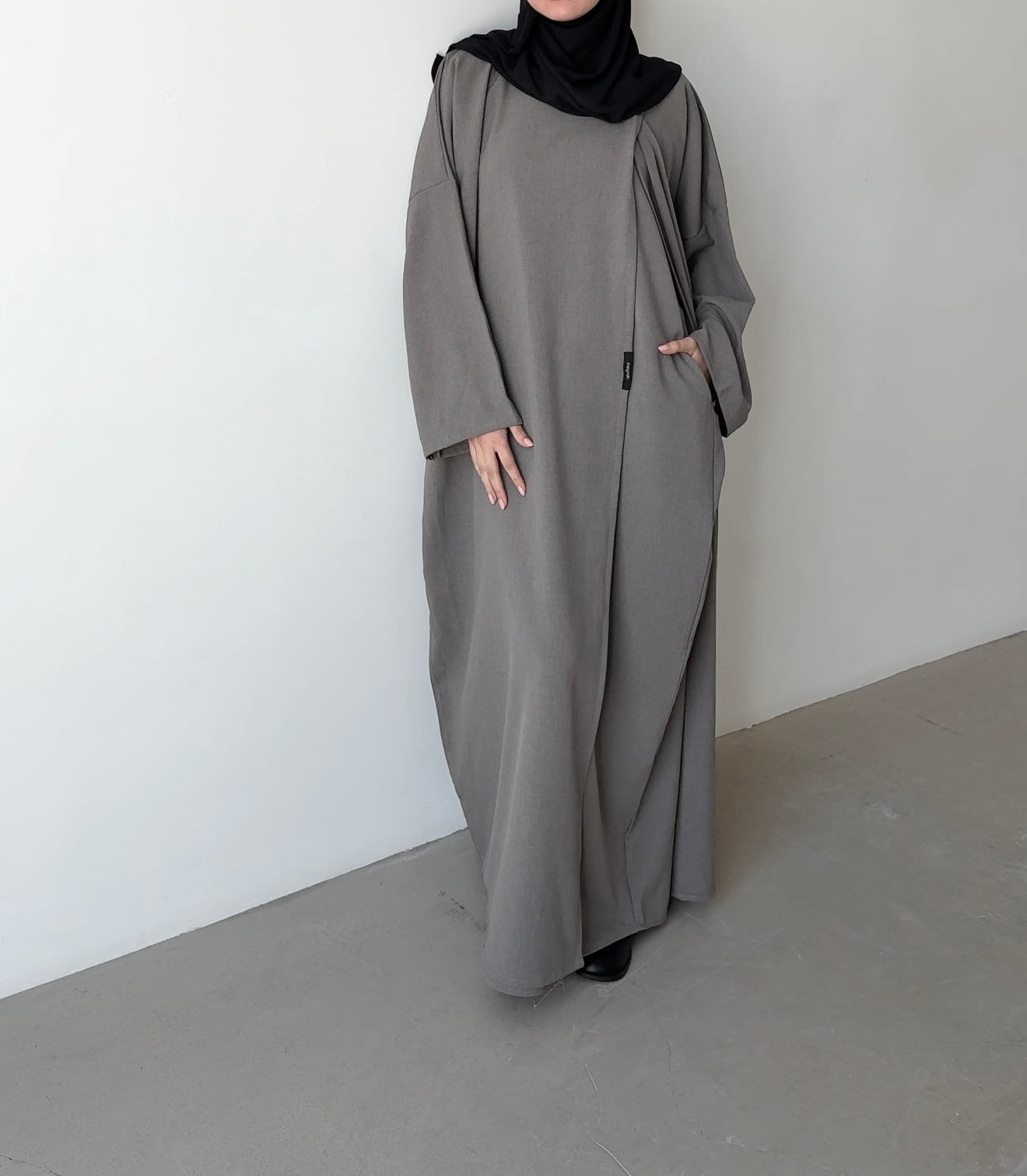 Set Fold taupe MAYRAH - ensemble kimono asymétrique bouton signature et sous-abaya à poches, mode pudique premium