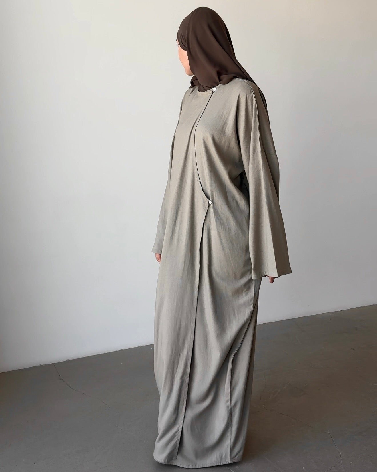 Robe en lin asymétrique taupe