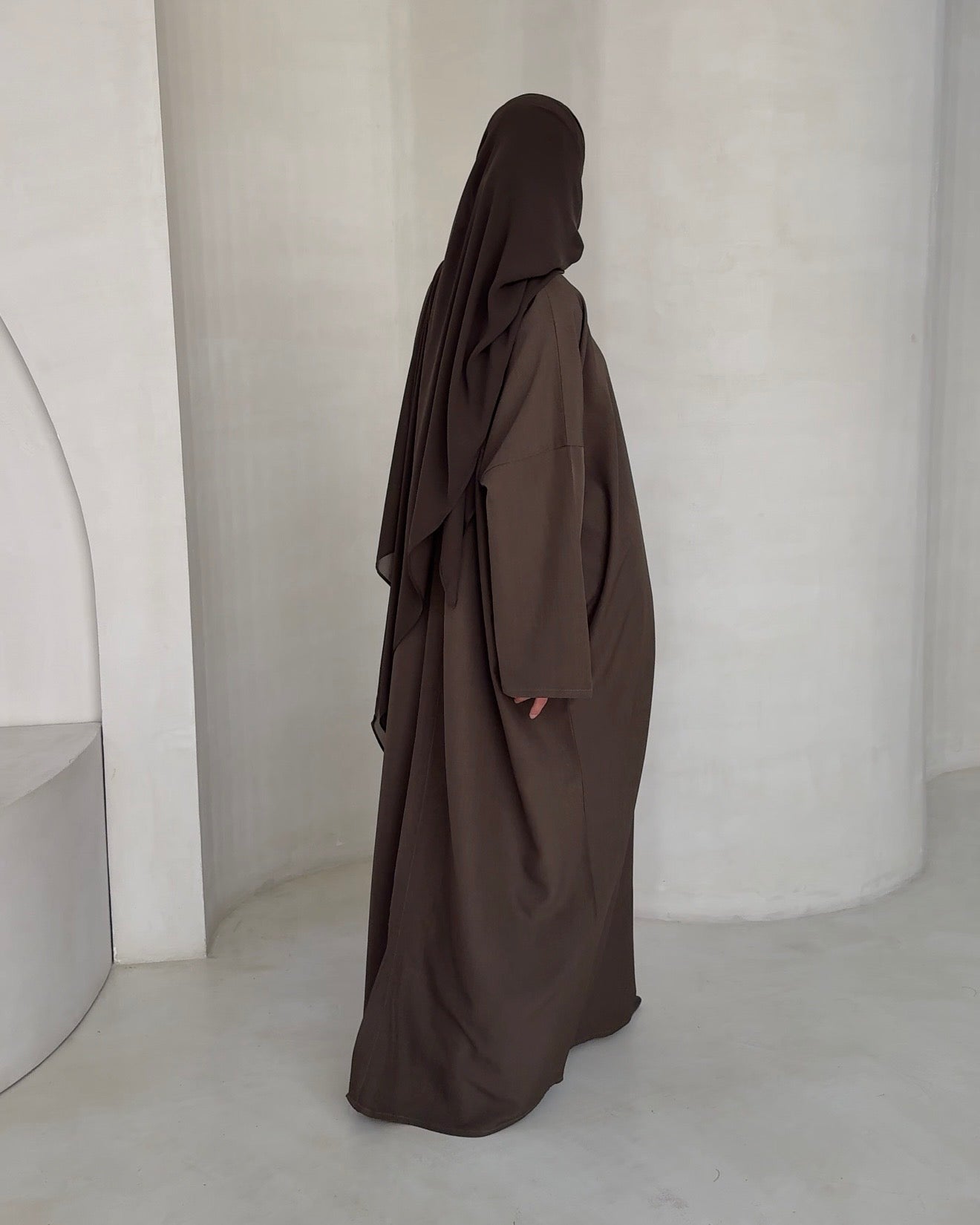 Abaya Nao dark khaki - vue 3 - Mayrah