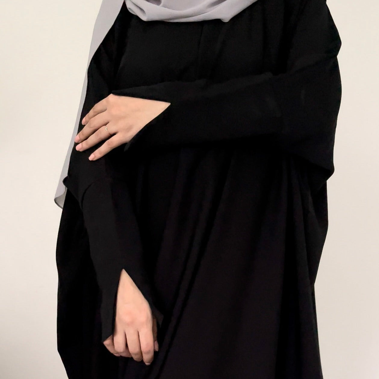 Abaya Aya noire MAYRAH - abaya crêpe coréen fluide fente aux manches, mode pudique premium